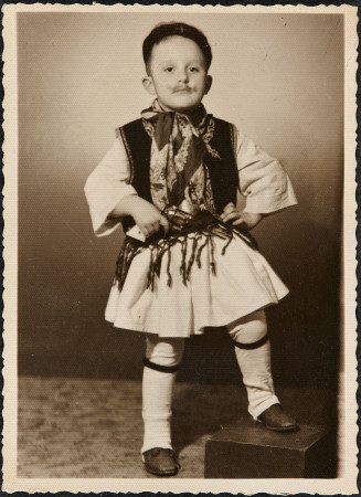 Portrait photographique noir et blanc du jeune Christos (ou Chrestos en grec) en costume traditionnel grec